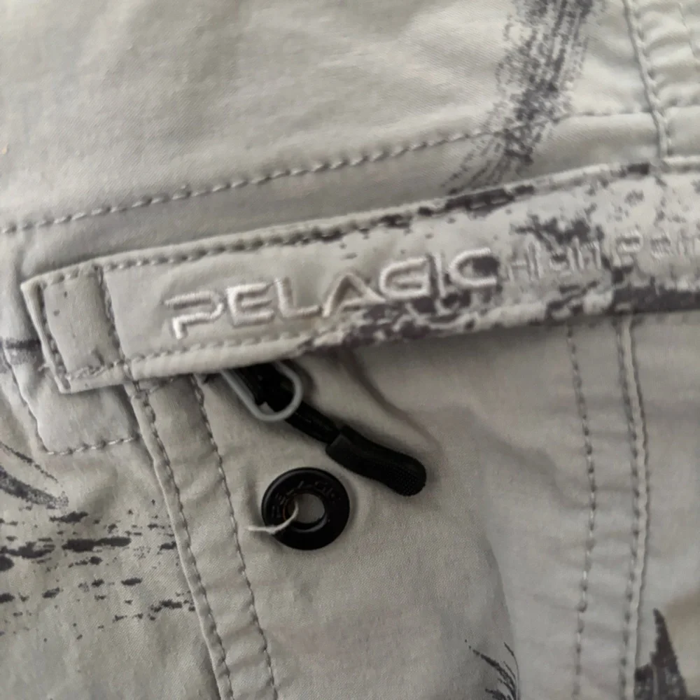 Pelagic Gray Printed Cargo Youth Shorts Size 29 - Picture 2 of 5